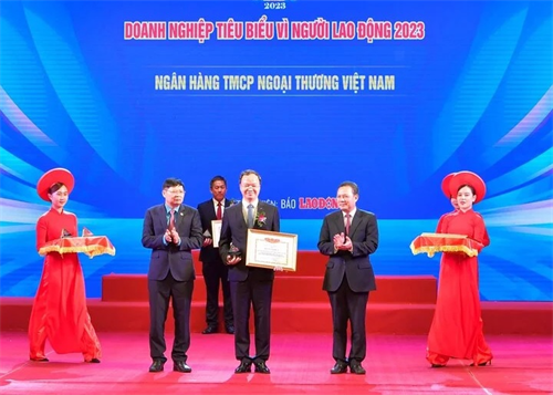 Vietcombank nhận Bằng khen 'Doanh nghiệp tiêu biểu vì người lao động'